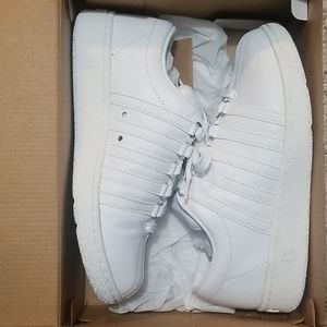 K-Swiss classic tennis shoe